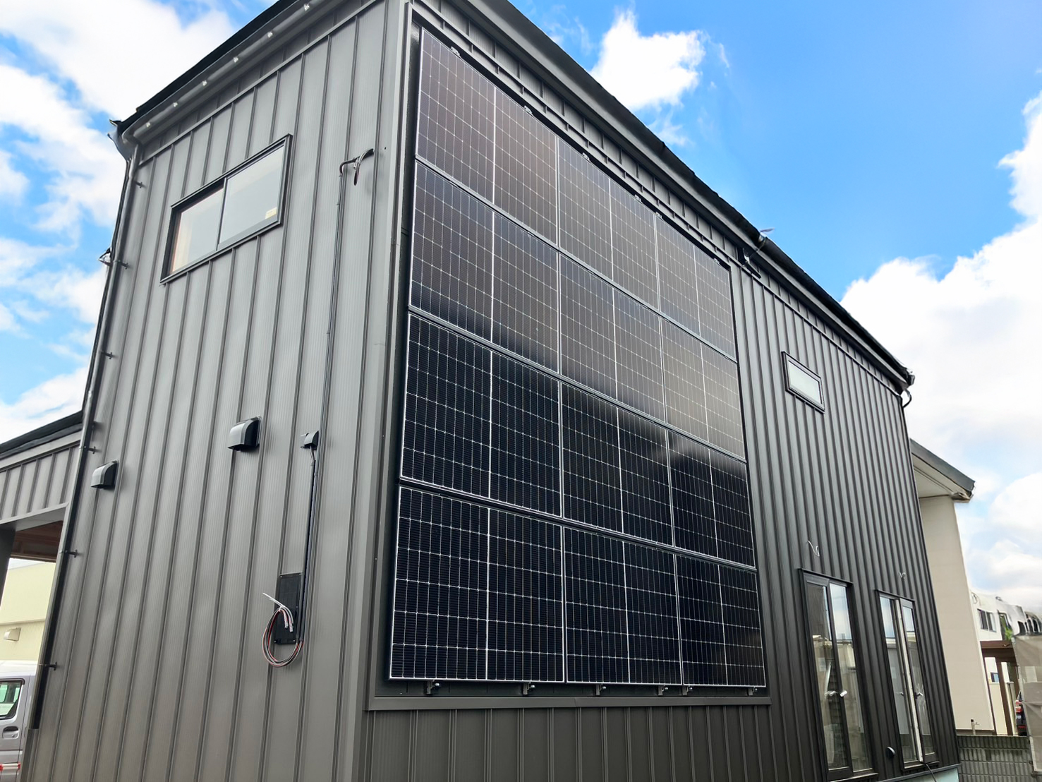 太陽光パネルの壁面設置例